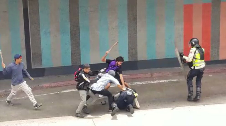 Cinco funcionarios de la Policía Nacional Bolivariana (PNB) fueron agredidos, entre ellos, una funcionaria que fue atacada por seis hombres armados con palos y piedras. 