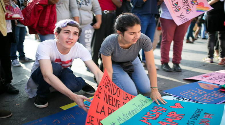 El colectivo Matrimonio Igualitario convocó a la manifestación por el centro de Lima para pedir al próximo presidente o presidenta del Perú que necesitan una "igualdad plena y vidas dignas para todos y todas".