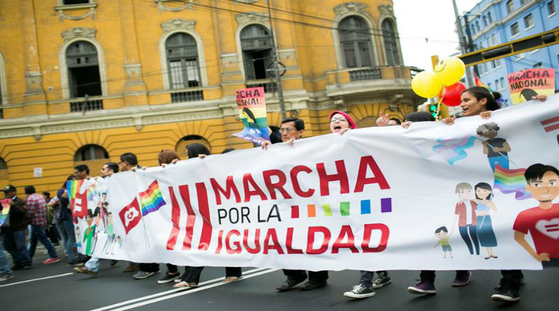 El movimiento pide también protección legal y social para las uniones de personas del mismo sexo, dado que Perú aún no ha legalizado el matrimonio homosexual.