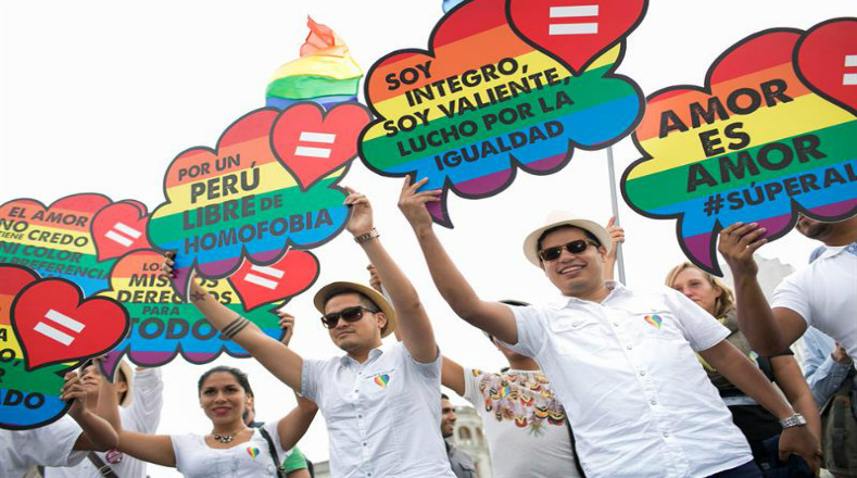 Los manifestantes, portando globos y banderas multicolores, partieron de la plaza San Martín, en el centro de Lima, y marcharon por varias avenidas principales hacia el parque Campo de Marte, en el distrito de Jesús María, donde se organizó un concierto y números artísticos.