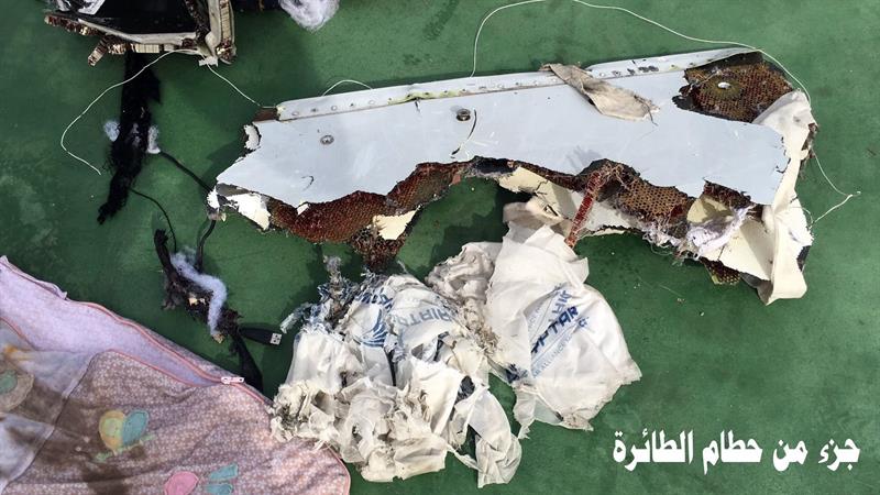 Armada egipcia publica imágenes de restos del avión de EgyptAir