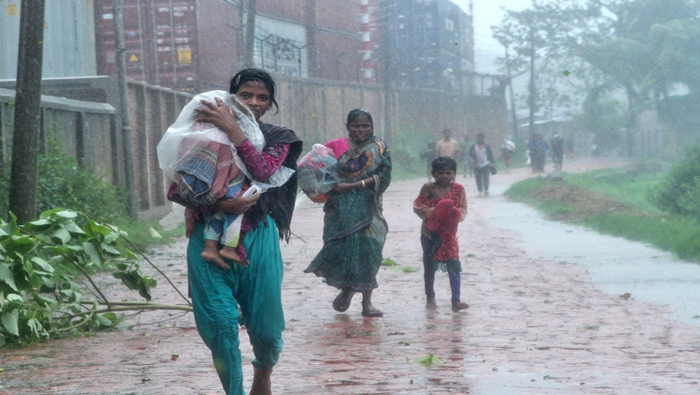 Lluvias torrenciales obligaron a los habitantes de Barisal y Chittagong a desplazarse hacia zonas seguras.