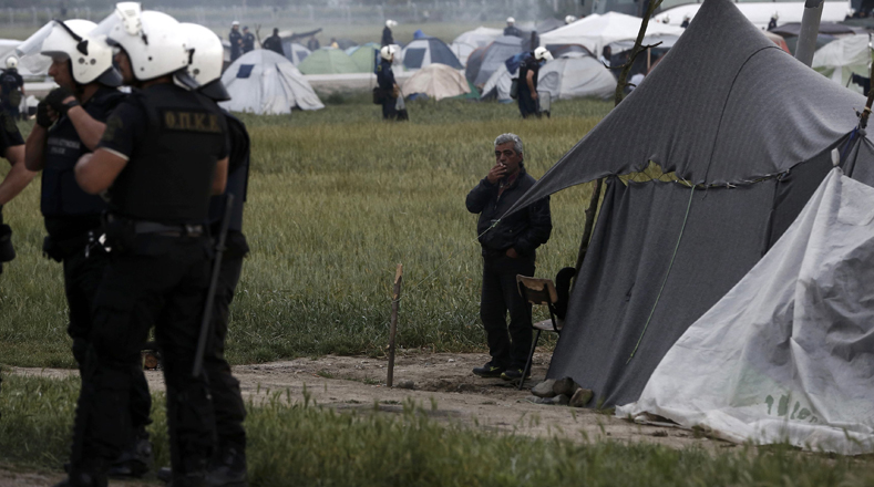 Policía griega vigiló el desalojo y traslado de los refugiados de Idomeni.