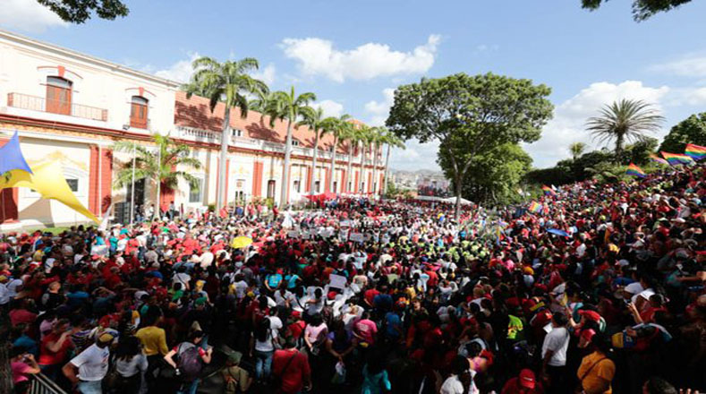 La multitudinaria movilización fue recibida por el presidente de Venezuela, Nicolás Maduro, en el Palacio de Miraflores (sede de Gobierno). 