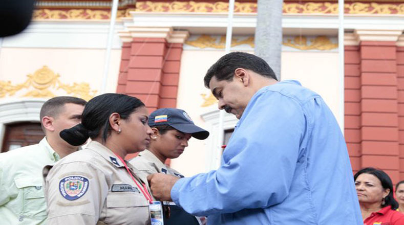 Las policías Dubraska Álvarez y Génesis Mambié fueron víctimas de un ataque de grupos violentos durante una protesta convocada por dirigentes de la derecha. Ambas recibieron por parte del mandatario venezolano la Orden José Félix Ribas.