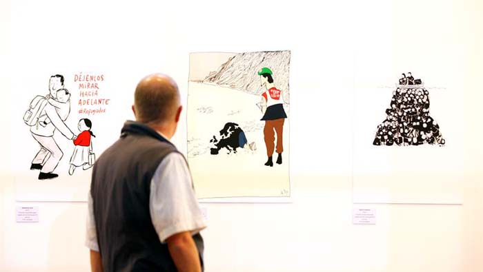 Un hombre observa parte de las obras que se exhiben en #RefugiArte.