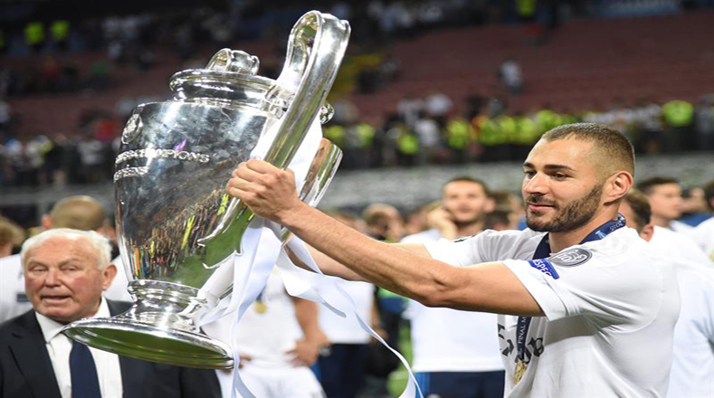 El futbolista francés, Karim Benzema celebra el triunfo en el campo del San Siro.  
