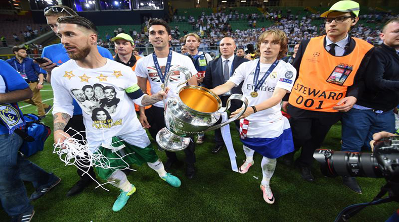 Sergio Ramos y Luka Modric, llevan la copa en medio de la celebración junto a Arbeloa. 