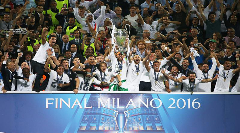 Final blanca en Milán, jugadores del Real Madrid celebran. 