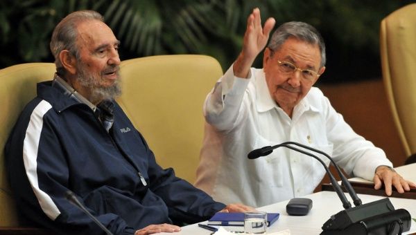 Tras la liberación de ambos, reclutan adeptos al movimiento insurreccional, entre quienes se encontraban otros grandes iconos de la Revolución como Camilo Cienfuegos y el Che Guevara.