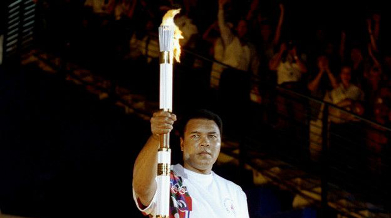 En 1996, el mundo entero vio como Alí encendía la llama olímpica durtante los Juegos de Atlanta. En esa ocasión, el Comité le renovó la medalla de oro que había conseguido en 1960. 