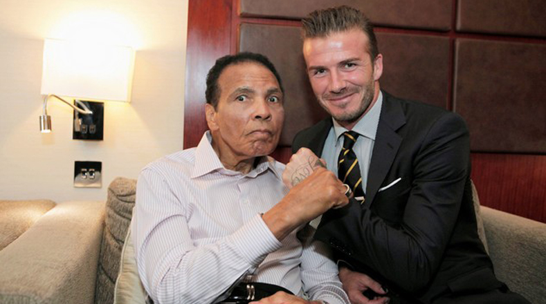 El exfubolista David Beckham quiso tomarse una foto con "El Grande", como también se le conocía, durante la Cumbre de Beyond Sport en Londres en 2012.