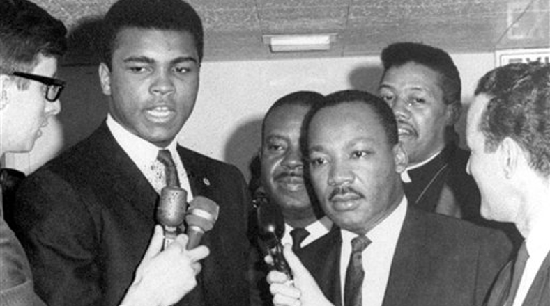 Es conocida la lucha que Alí sostuvo en contra del racismo que vivía la gente de color en EE.UU. A su lado, en una entrevista, se encuentra  Martin Luther King, reconocido activista por la causa.