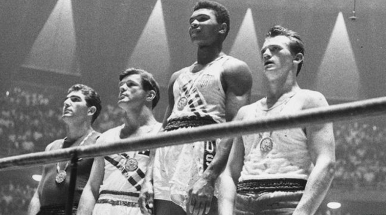 En los Juegos Olímpicos de Roma en 1960, Cassius Clay, nombre real de Mohamed Alí, se coronó campeón de los pesos ligeros.