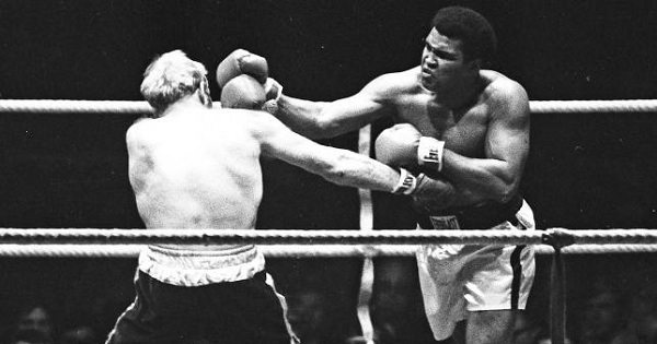 Muhammad Ali y Richard Dunn en Munich, Alemania, el 24 de mayo 1976.