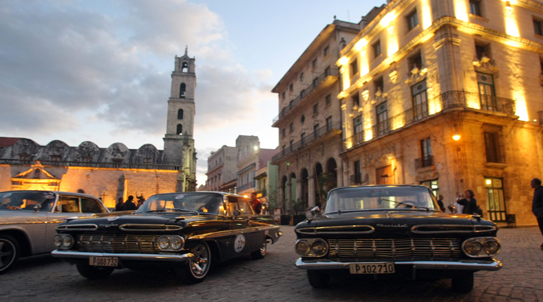 Los carros antiguos es otro de los atractivos de la capital cubana.