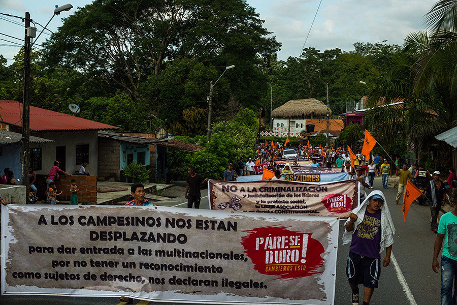 Miles de indígenas y campesinos han salido a las calles para exigir al Gobierno que desista de las políticas neoliberales.