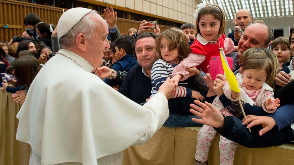 El papa denunció el gran número de niños que se ven privados de sus derechos fundamentales y son obligados a trabajar.
