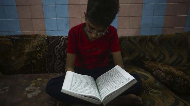 En esta mezquita en la ciudad de Duma (Siria) un niño lee el Corán.