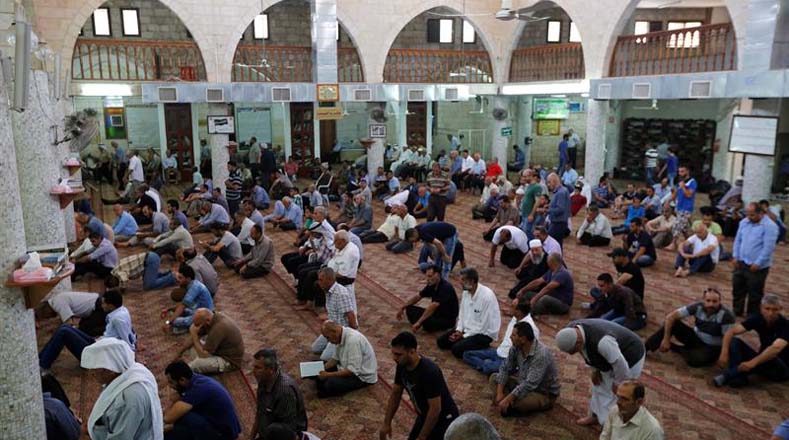 Varias personas se reúnen para rezar en la mezquita de Yenín, Cisjordania.