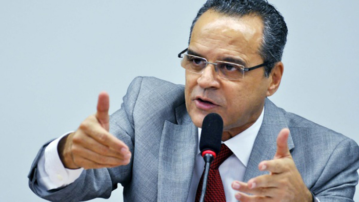 El procurador general de Brasil solicitó el 6 de junio una investigación contra Alves por obtener recursos desviados de Petrobras.