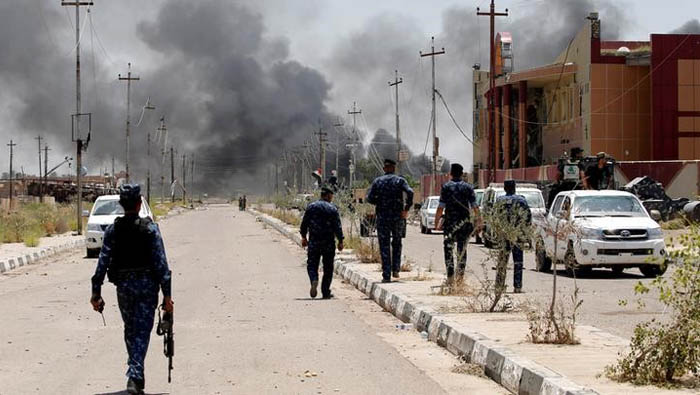 Policías iraquíes recorren el centro de Faluya tras su liberación.
