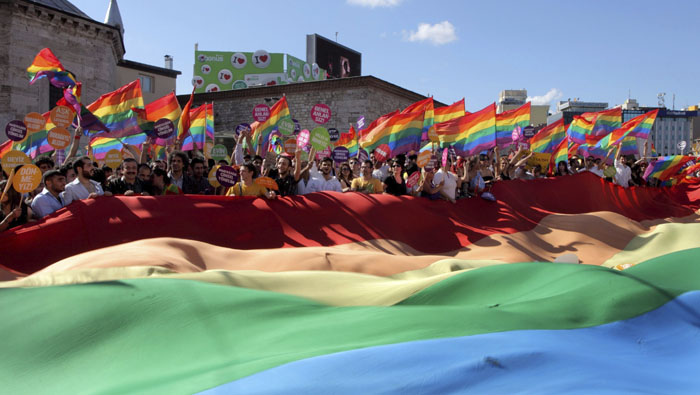 Organizaciones LGBT llamaron a marchar pese a la prohibición del gobierno de Estambul.