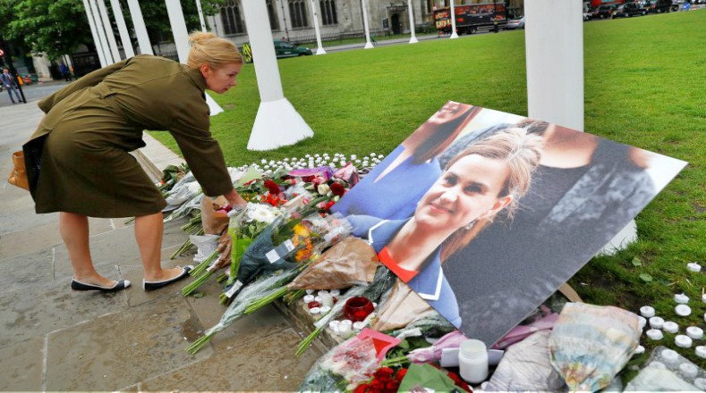 La policía británica dijo el viernes que una importante línea de investigación del asesinato de la parlamentaria Jo Cox es la conexión con el extremismo de derecha, tras el arresto de un hombre sospechoso de tener vínculos con grupos neonazis y un historial de enfermedades mentales.
