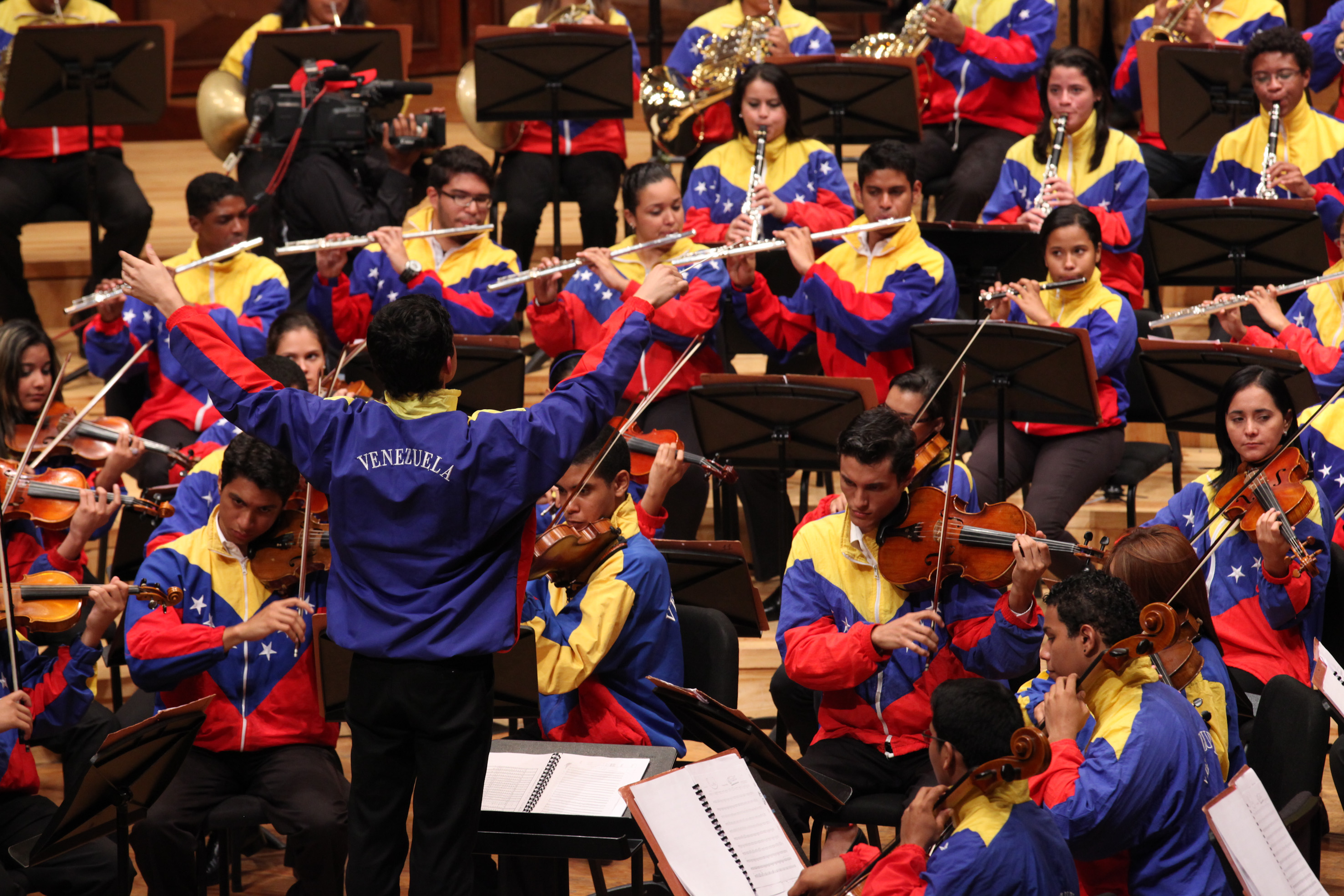 El Sistema Nacional de Orquestas y Coros Juveniles de Venezuela imparte clases de música académica a más de 787 mil 189 niños y jóvenes venezolanos de bajos recursos.