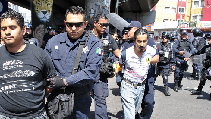 Maestros de la CNTE fueron atacados por las fuerzas policiales.