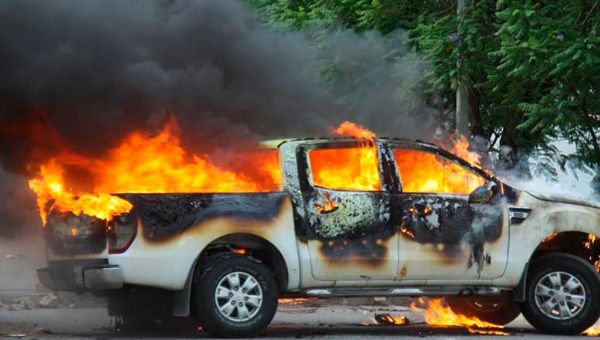 Tras los enfrentamientos, el caos se apoderó de Oaxaca por lo que fueron saqueados locales comerciales e incendiados algunos vehículos. 