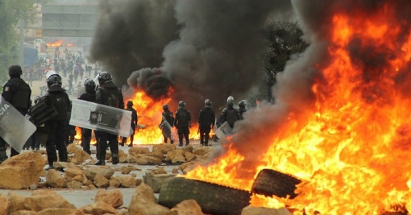 La policía mexicana reprimió con violencia las protestas del CNTE en Oaxaca.