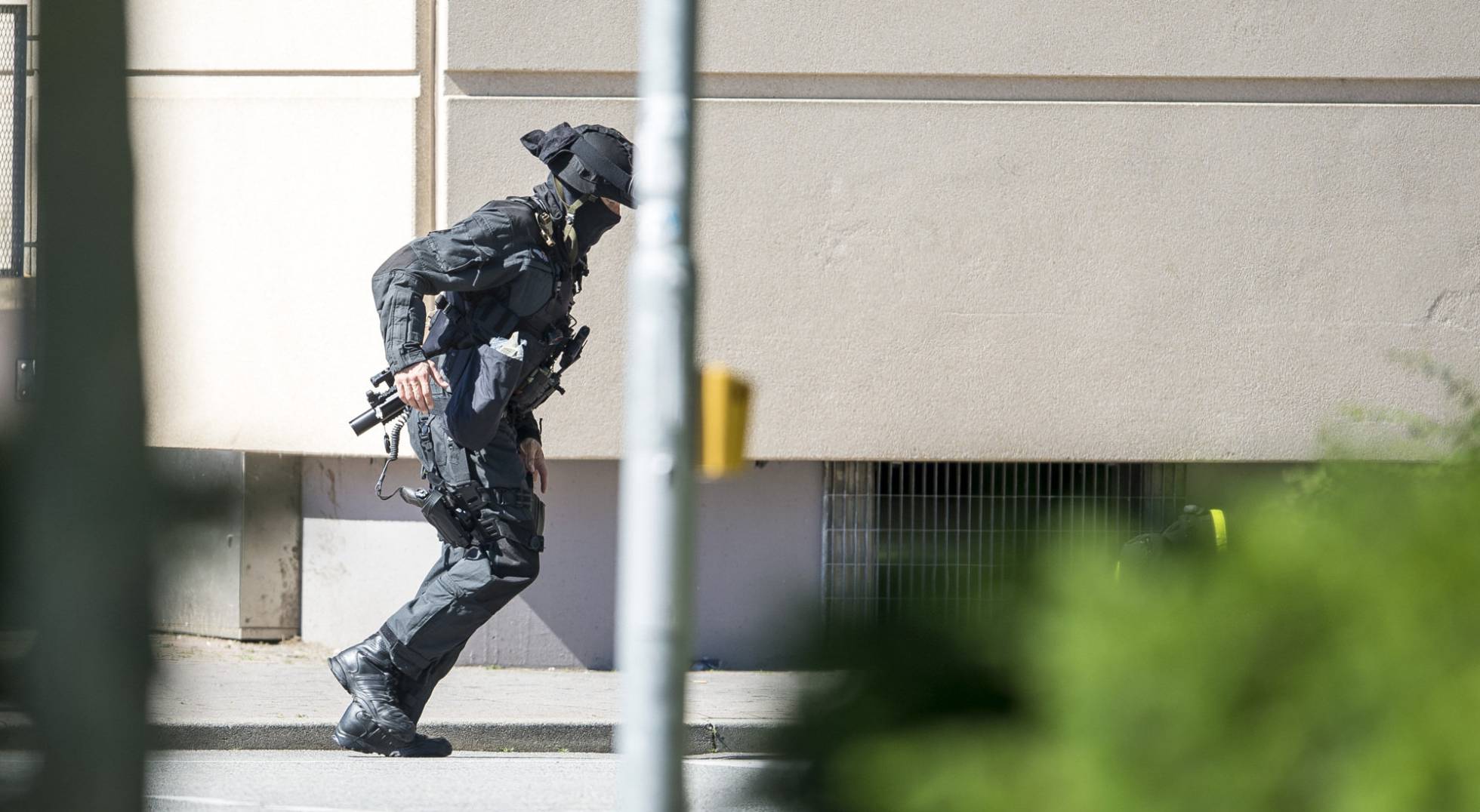 La policía alemana activo un operativo de seguridad para capturar al atacante del cine.