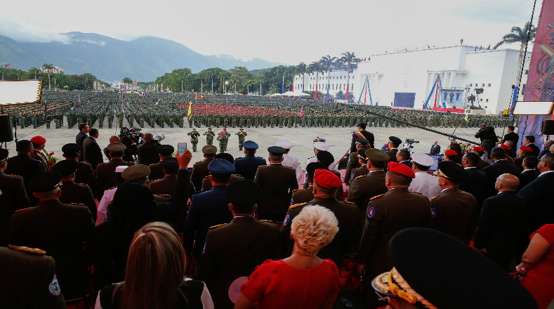 Luego de su llegada al Callejón de Honor de la Academia Militar, los cinco componentes de la Fuerza Armada Nacional Bolivariana rindieron honores al jefe de Estado.