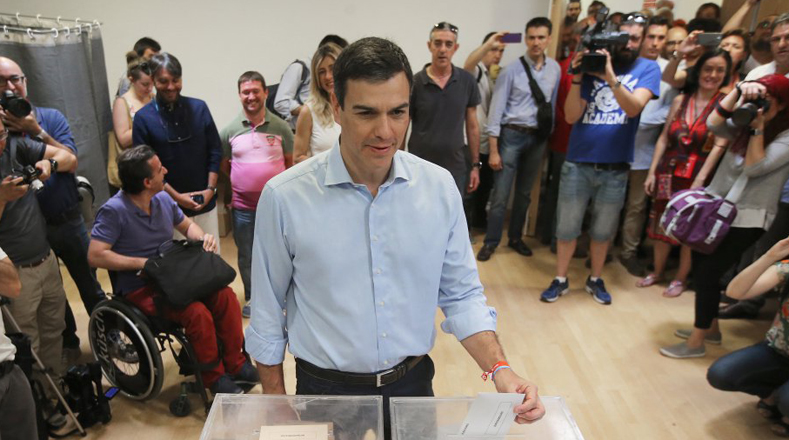 Pedro Sánchez, abanderado del Partido Socialista Obrero Español (PSOE), votó en Pozuelo de Alarcón.