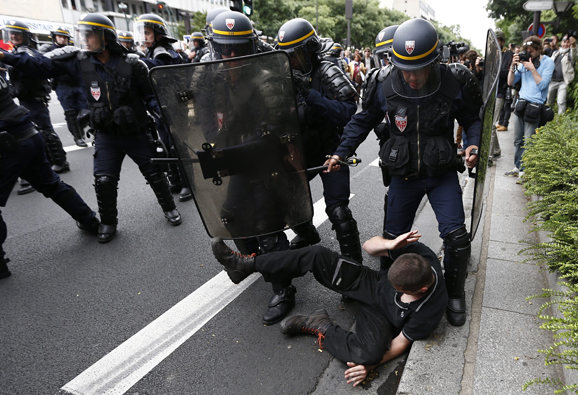 La policía antidisturbios reprimió a los manifestantes que se oponen a la aprobación de la reforma laboral.