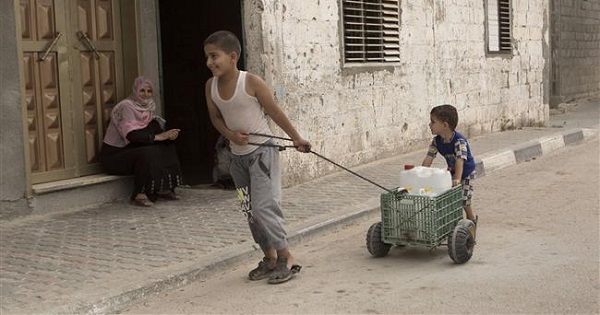 Israel obliga a los palestinos a comprar el agua que es de ellos. Eso cuando quiere, porque cuando no, los castiga cortándoles o racionándoles el vital líquido.