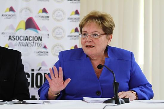 Díaz acusó al presidente del Senado de querer pasar “gato por liebre” al incluir como enmienda al proyecto de privatización de las escuelas.