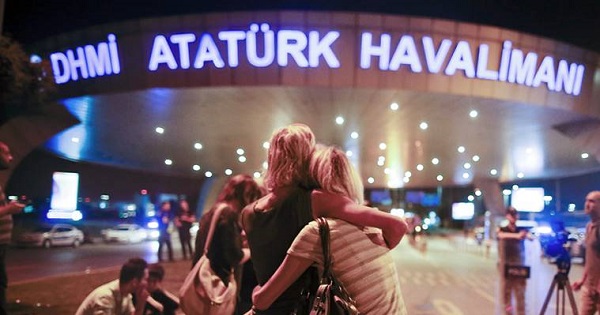 El saldo de muertos y heridos en el ataque al aeropuerto turco de Estambul ha ido en aumento. Por el momento, son 41 los fallecidos y 239 los lesionados.