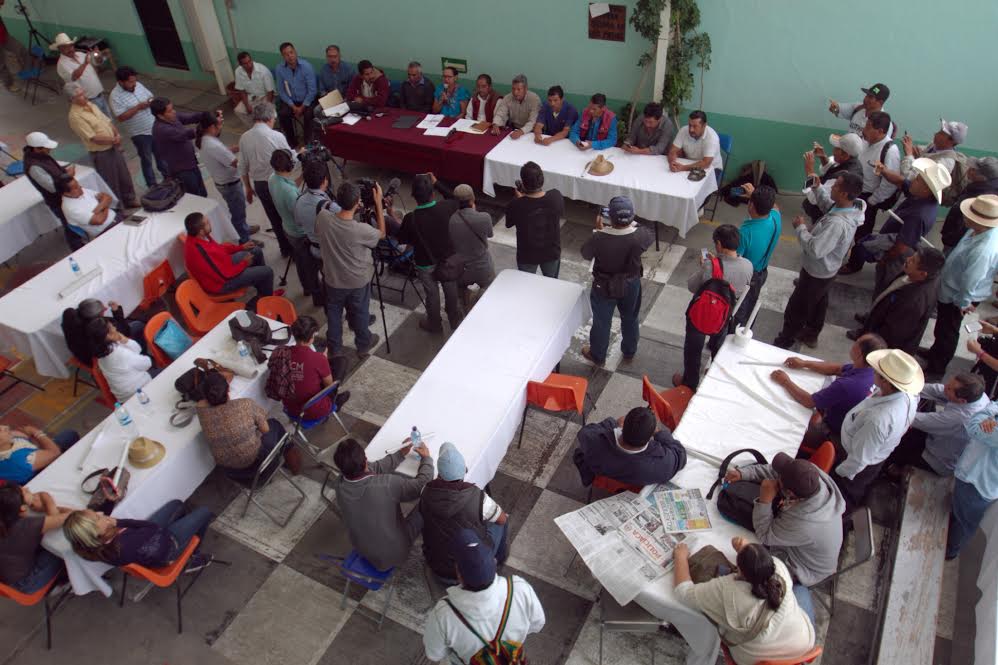 La reunión en la que las autoridades regionales exigían además la renuncia de Aurelio Nuño, secretario de Educación Pública, se realizó en un colegio cercano al templo donde se atendieron a las víctimas de la masacre de Nochixtlán.