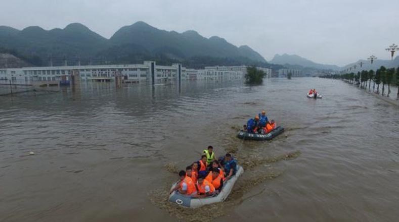 Efectivos de rescate chinos realizan labores de evacuación.