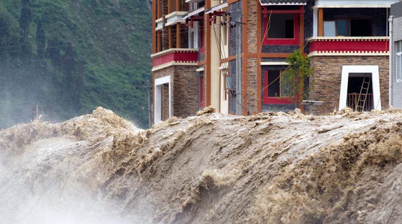 Edificios y carreteras sufren las consecuencias de las fuertes lluvias en China.