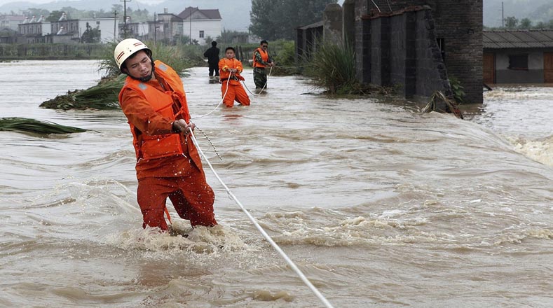 Miles de personas han sido evacuadas por la subida de los ríos en el este y sur de China. 