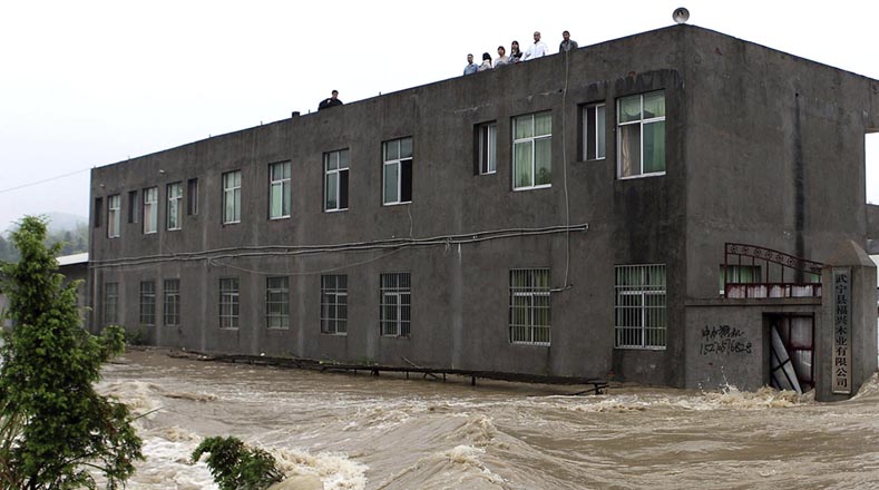 Las inundaciones anuales en el país dejan millones de personas desplazadas. 