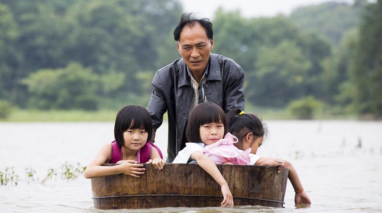 Familias chinas deben dejar sus hogares por las crecida de los ríos y lagunas.