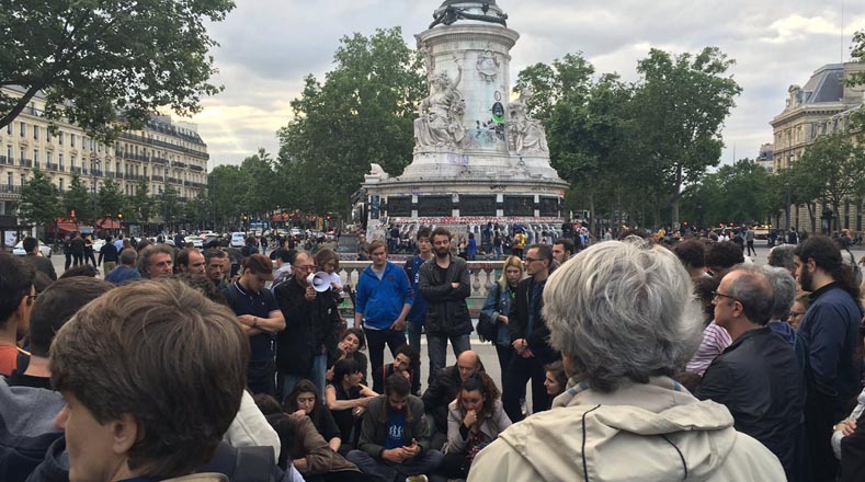 Ciudadanos se reúnen en las plazas para relizar la nueva marcha en París. 