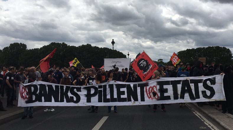 Sindicatos franceses se movilizan hacia la Asamblea Nacional en rechazo a la reforma laboral.