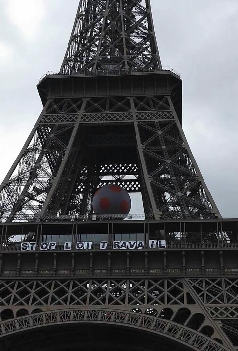 Símbolos de París fueron usados para expresar el rechazo a la nueva ley del trabajo.