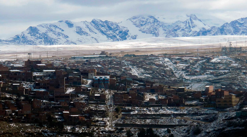 Así se ve La Paz, capital de Bolivia, cubierta por una nevada.