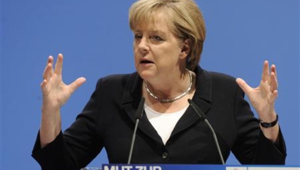 Angela Merkel insta a la OTAN a mantener el diálogo con Rusia.